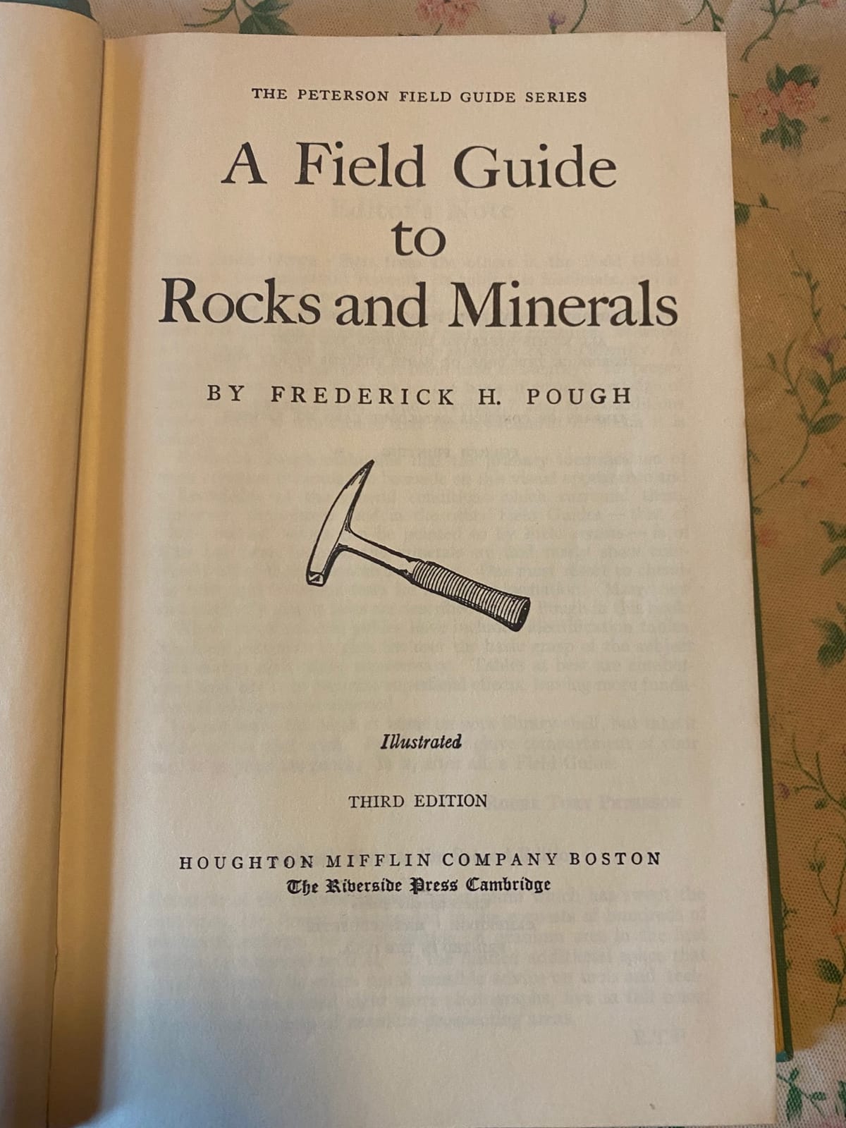 A Field Guide to Rocks and Minerals (Peterson Field Guides) customer photo 1