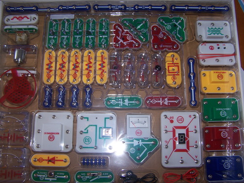 Snap Circuits Jr. SC-100 Electronics Exploration Kit, Over 100 Projects, Full Color Project Manual, 28 Parts, STEM Educational Toy for Kids 8 + customer photo 2