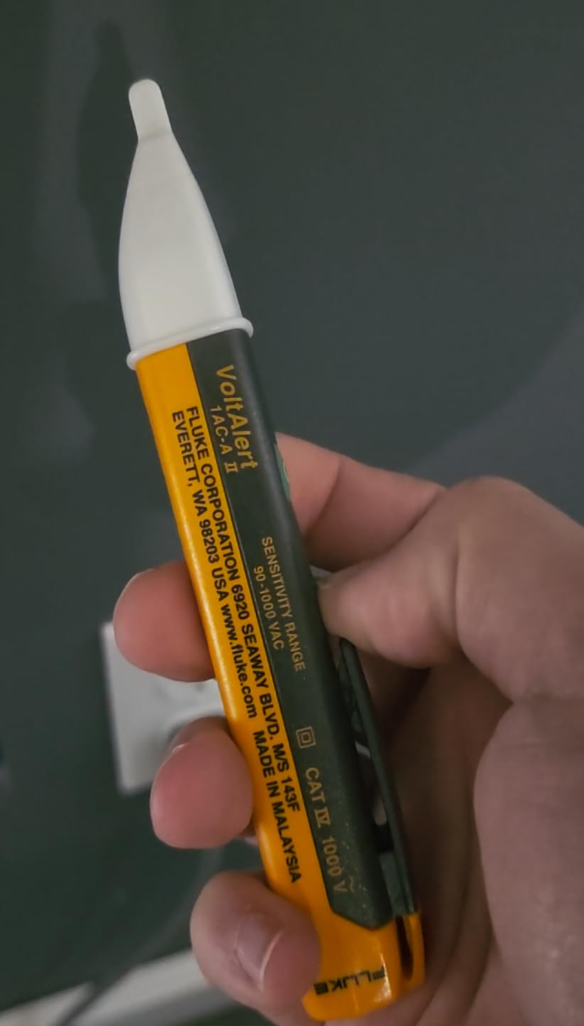 Fluke 1AC II VoltAlert Non-Contact Voltage Tester, Pocket-Sized, 90-1000V AC, Audible Beeper, CAT IV Rating customer photo 2
