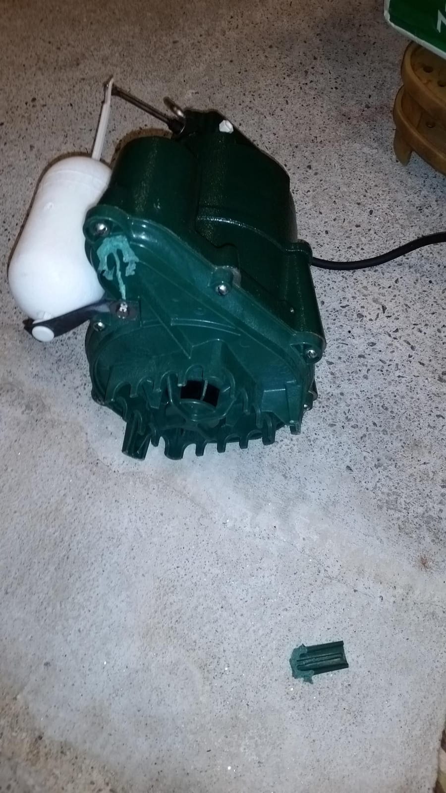 Zoeller M98 Flow-Mate Sump Pump - 1/2 HP, Cast Iron, LED Power Plug, High Flow, Vortex Impeller, Stainless Steel Hardware, Submersible, 115V customer photo 1