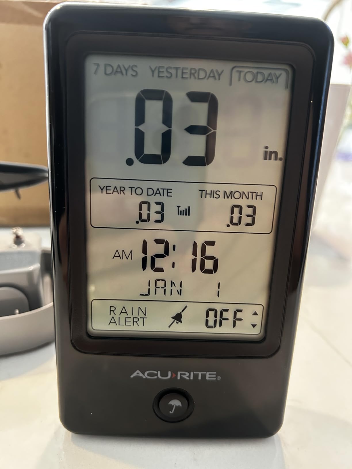 AcuRite Wireless Digital Rain Gauge with Self-Emptying Collector with Rainfall History, Alerts, and Current Date and Time (00899), Multicolor customer photo 1