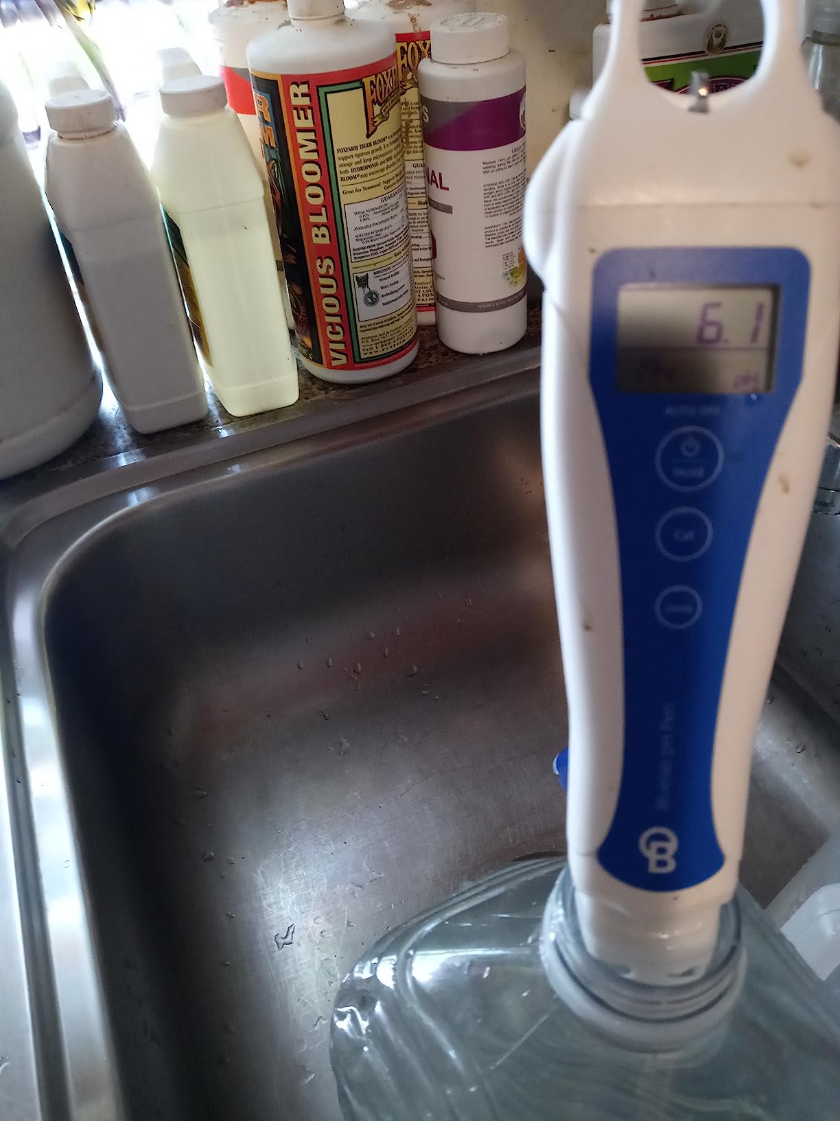 Bluelab pH Pen - ± 0.1 pH Accurate - Durable Double Junction Probe | Waterproof and Floats - Auto Temperature Compensation - Made in NZ customer photo 2