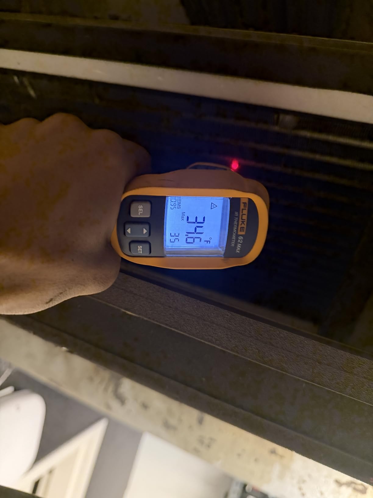 Fluke 62 Max Industrial Infrared Thermometer, -22 to +932 Degree F Range, Single Laser Targeting, 10:1 Distance to Spot Ratio, IP54 Rating, Includes 3 Year Warranty (Not for Human Temp) customer photo 2
