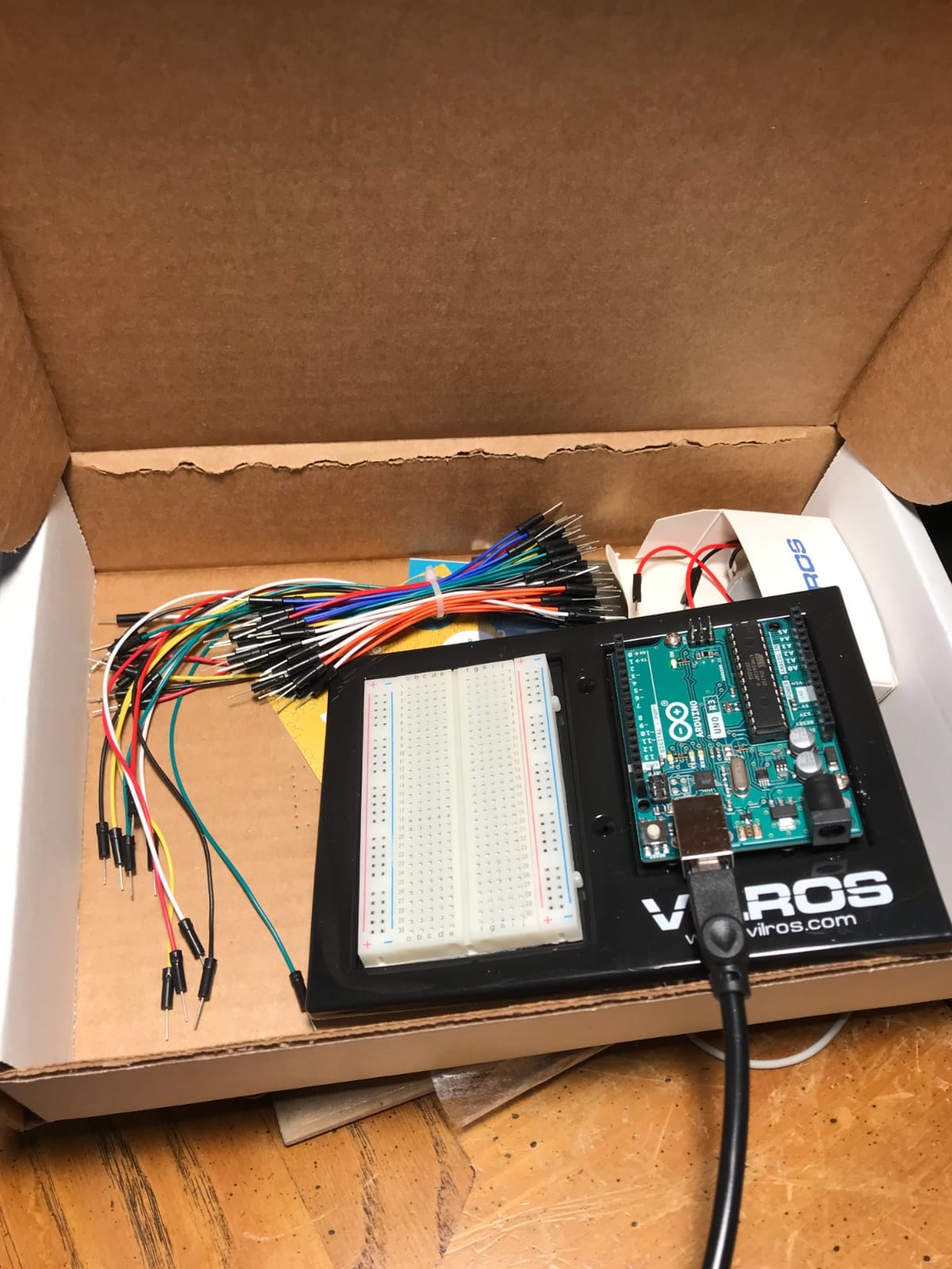 Vilros Arduino Uno Starter Kit - Includes Arduino Uno R3 Board, 190+ Electronics Components, Breadboard, Jumper Wires, DC Motor, Servo, Relay, Full-Color 72 Page Manual [190+ Pieces] customer photo 1