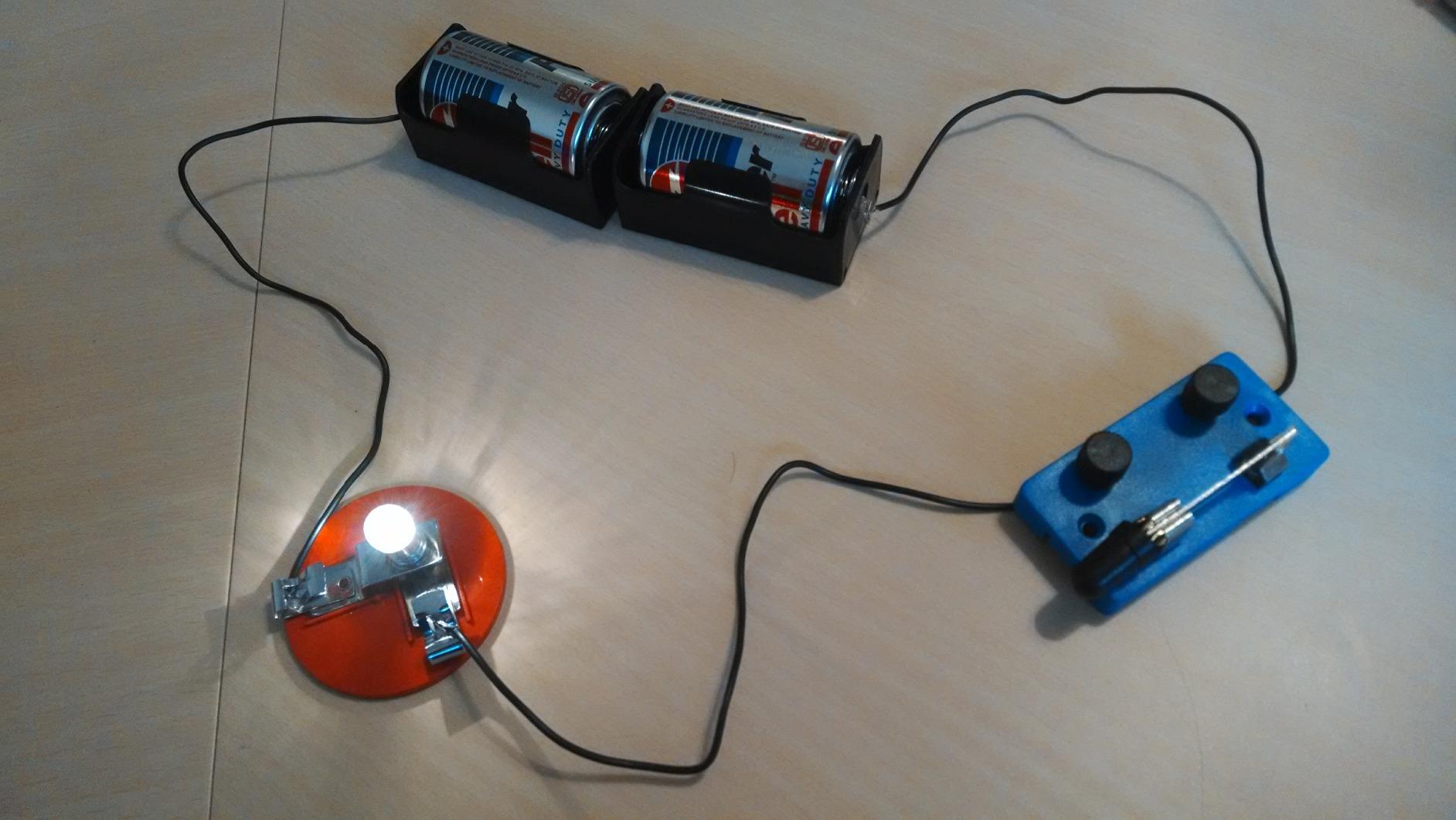 EISCO Simple Circuit Electricity Kit | For Building Basic, Parallel & Series Circuits - Includes Batteries, Wire, Bulbs, Knife Switch, Holders & Experiment Guide customer photo 2
