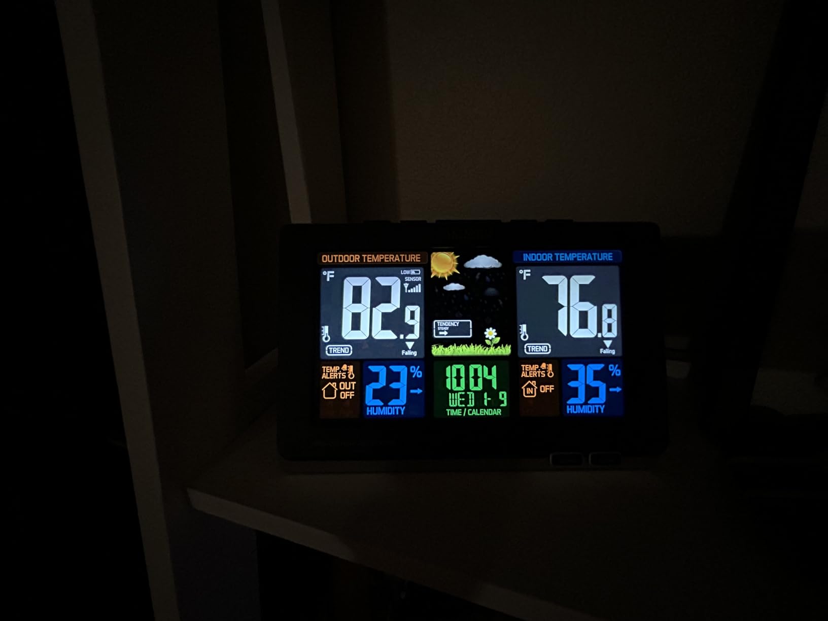 La Crosse Technology Advanced Weather Station with Full-Color LCD & Atomic Time - Monitor Indoor/Outdoor Conditions with Temperature Alerts and Humidity Readings with Transmission Range of 300 Feet customer photo 2