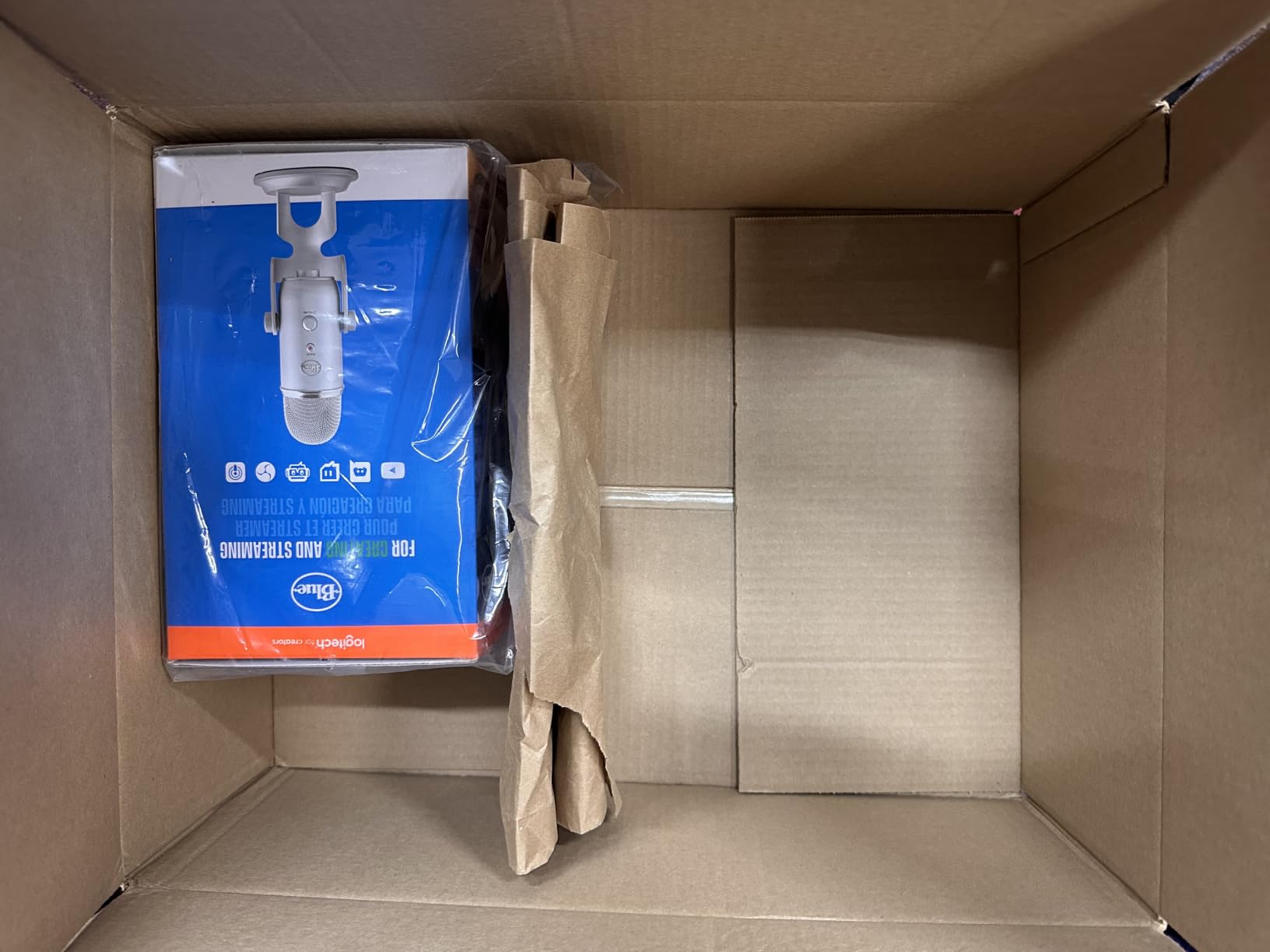 Logitech Creators Blue Yeti USB Microphone for PC, Mac, Gaming, Recording, Streaming, Podcasting, Studio and Computer Condenser Mic with Blue VO!CE effects, 4 Pickup Patterns, Plug and Play - Blackout customer photo 1