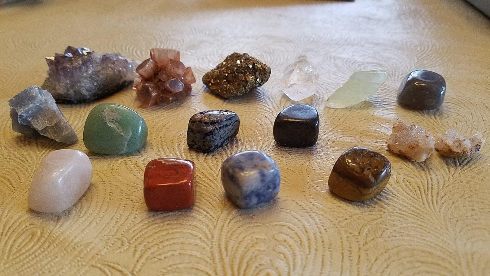NATIONAL GEOGRAPHIC Mega Gemstone Dig Kit - Dig Up 15 Real Gemstones and Crystals, Science Kit for Kids, Gem Digging Kit, Gift for Girls and Boys, Mining Kit, Rock Collection customer photo 1