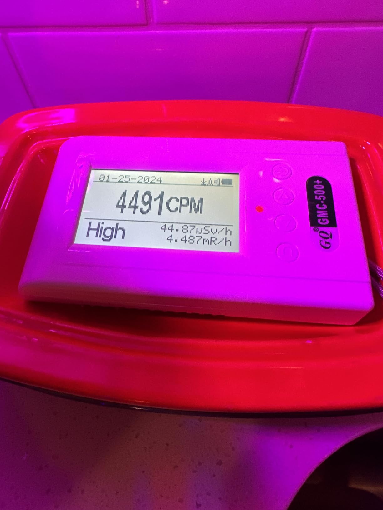 GQ GMC-500Plus Geiger Counter Nuclear Radiation Detector Monitor Dosimeter, White customer photo 2