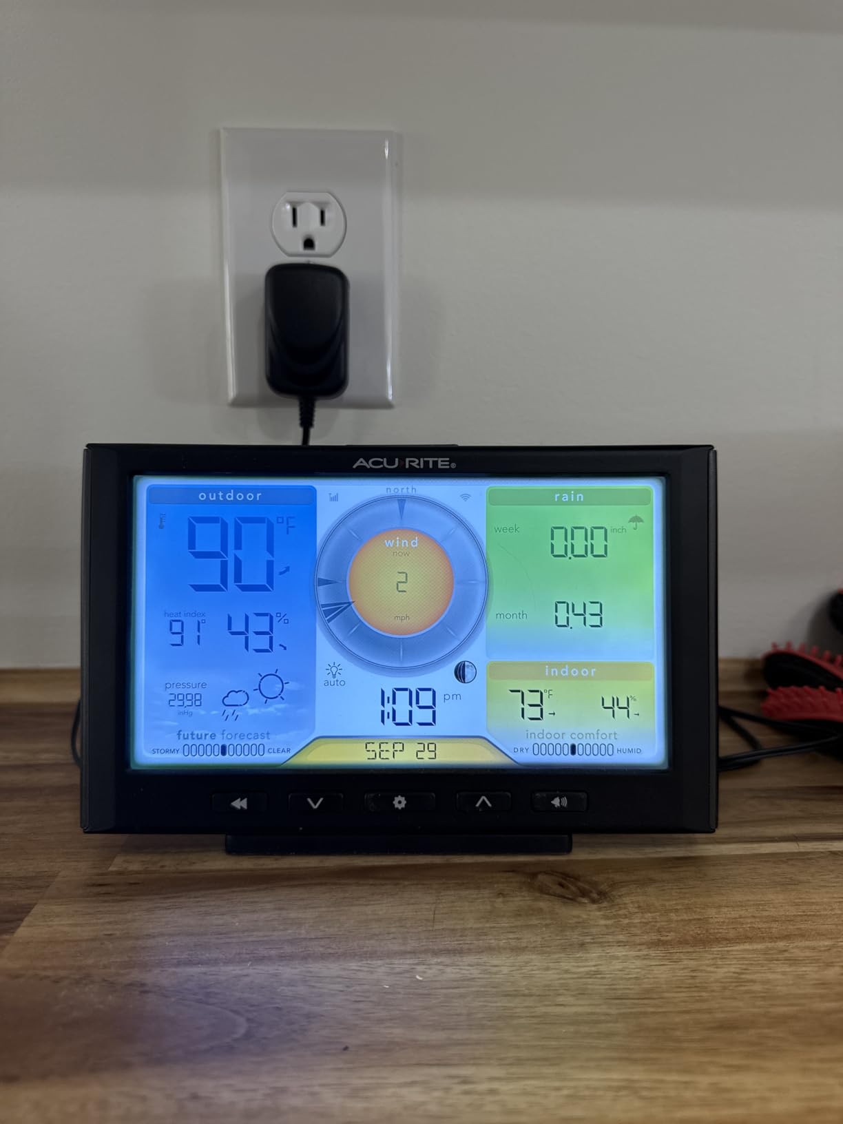 AcuRite Iris (5-in-1) Home Weather Station with Wi-Fi Connection to Weather Underground with Temperature, Humidity, Wind Speed/Direction, and Rainfall (01540M), Black customer photo 1