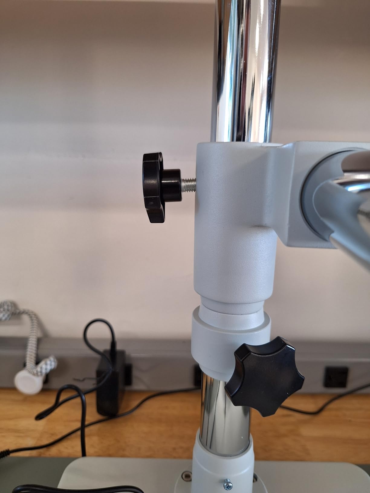SWIFT S7 7X-45X Trinocular Stereo Microscope with Wide-Field 10X Eyepieces, 0.7X-4.5X Zoom Objective Lens, Single-Arm Boom Stand, and 56-Bulb LED Ring Light customer photo 2