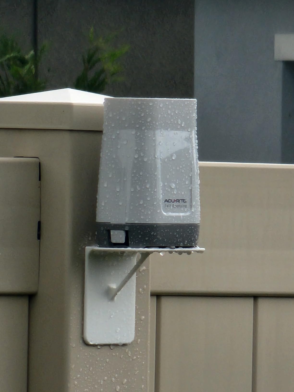 AcuRite Wireless Rain Gauge with Self-Emptying Rain Collector with Rainfall History, Alerts, and Current Date and Time (02446M) customer photo 1
