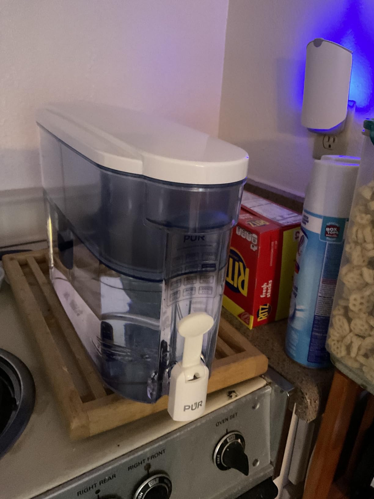 PUR 30-Cup Countertop Water Filter Dispenser, White/Blue, DS1800Z | 2-in-1 filtration, includes cartridge, lasts 40 gallons or 2 months, dishwasher safe customer photo 1