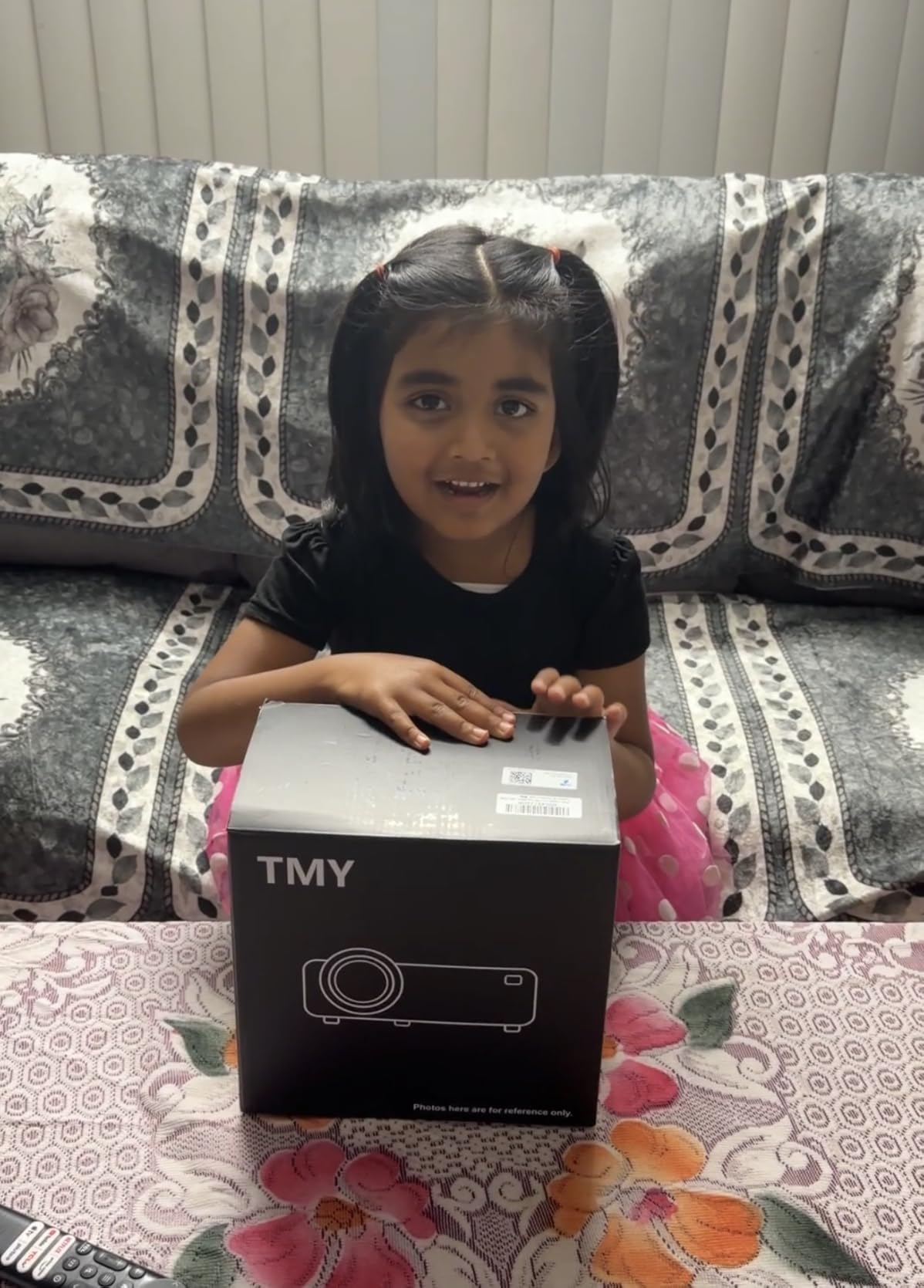 TMY 1080P Mini Portable Projector, 2-way Bluetooth, with 80in Screen customer photo 1