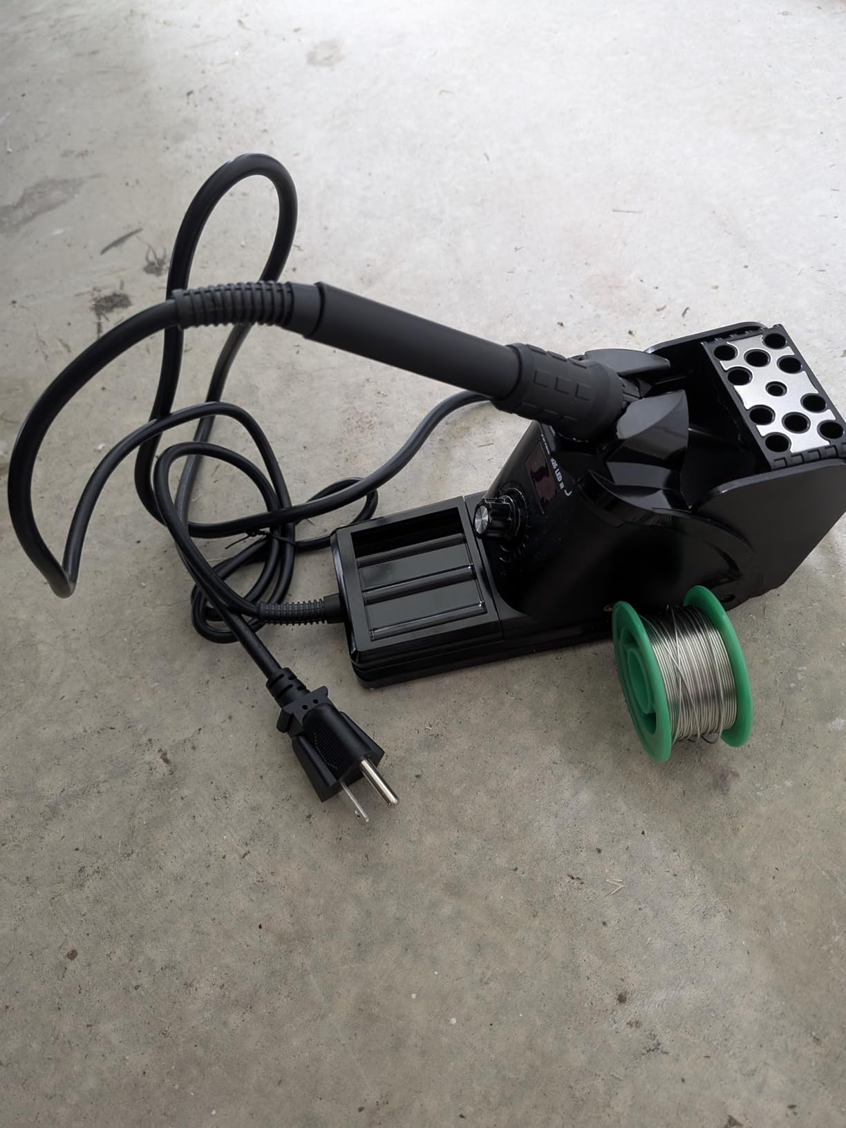 YIHUA 926 III 60W Digital Display Soldering Iron Station Kit w 2 Helping Hands, 6 Extra Iron Tips, Lead-Free Solder, Solder Sucker, S/S Tweezers, °C/ºF Conversion, Auto Sleep & Calibration Support customer photo 1