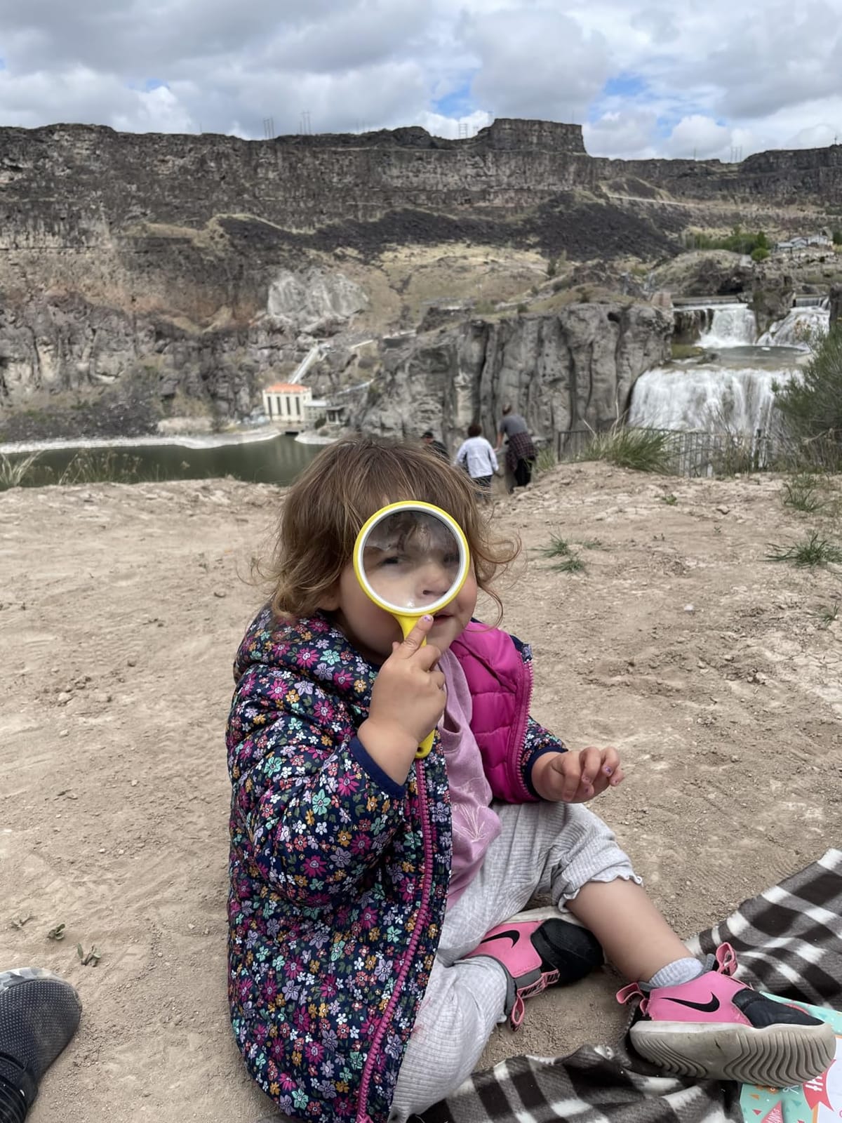 Leffis 3 Pack Magnifying Glass, 10X Reading Magnifier for Kids and Seniors, Non-Slip Handheld Magnifying Glass 75mm Magnifying Glass Lens for Reading, and Nature Exploration customer photo 1