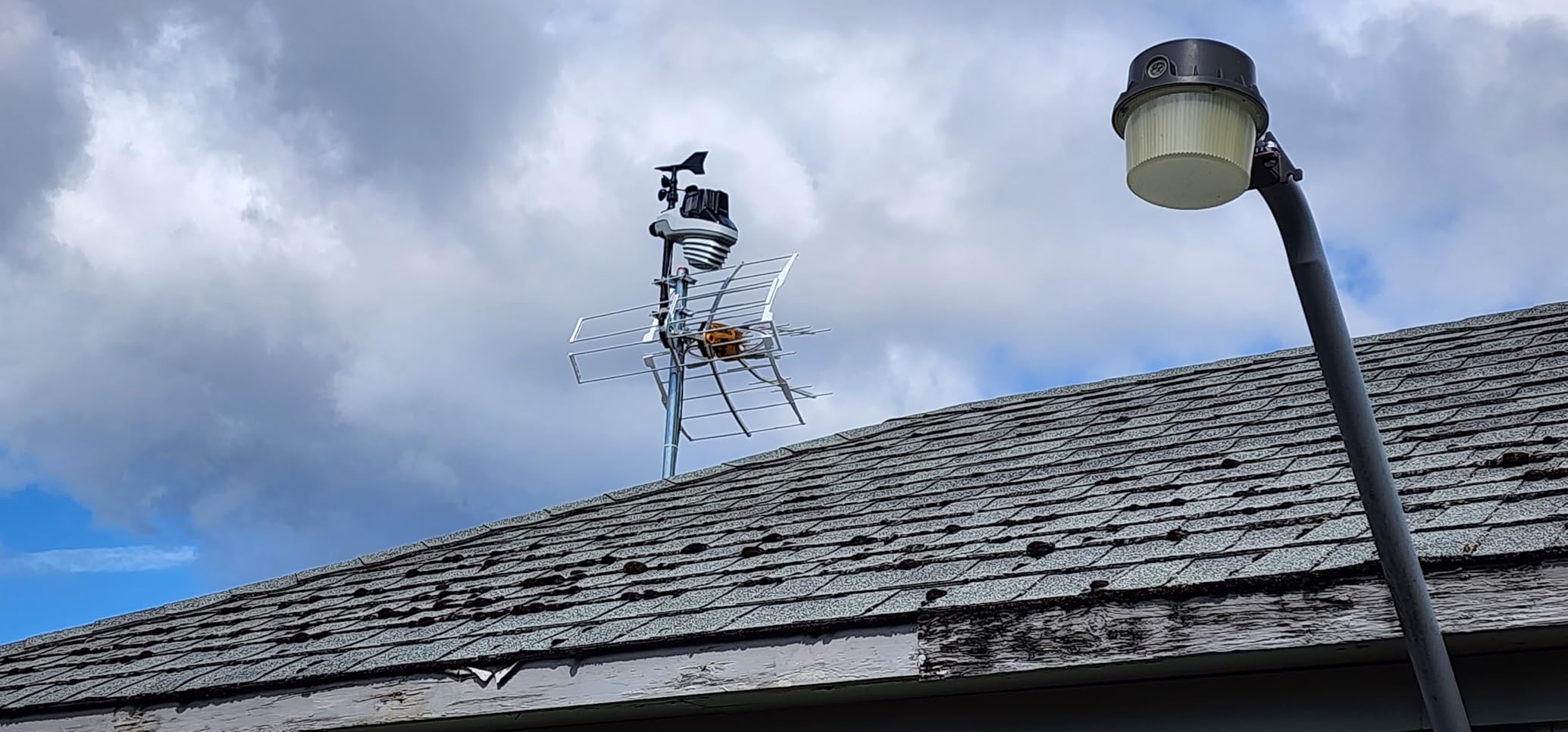 AcuRite Atlas Professional Weather Station with Direct-to-Wi-Fi HD Display, Lightning Detection, Built-In Barometer (01001M) customer photo 1