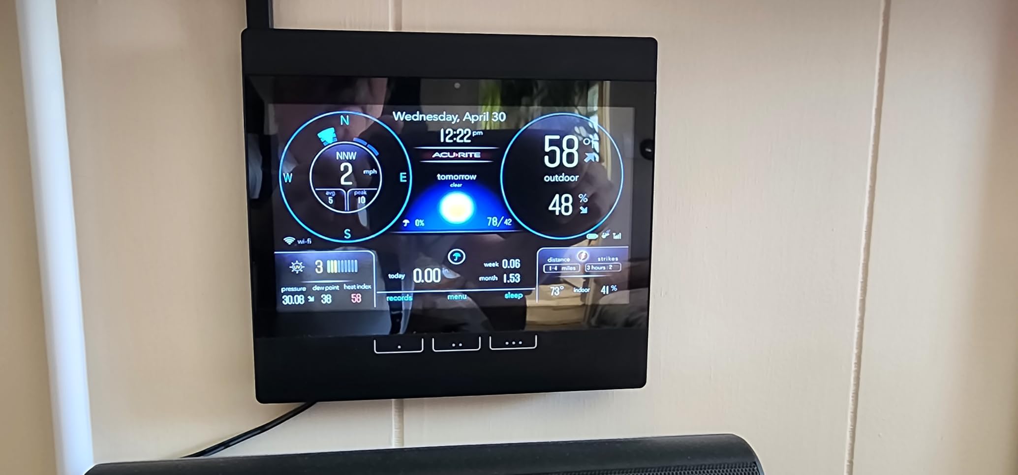AcuRite Atlas Professional Weather Station with Direct-to-Wi-Fi HD Display, Lightning Detection, Built-In Barometer (01001M) customer photo 2
