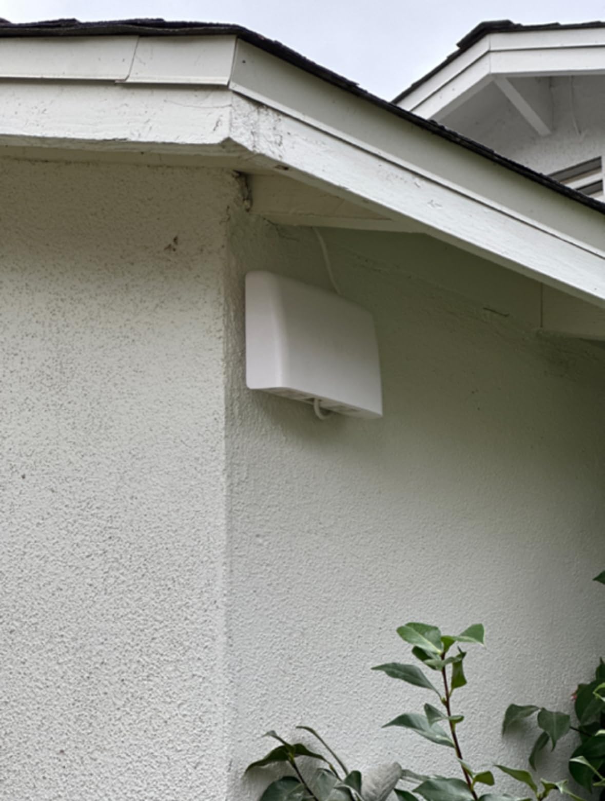 AirVisual Outdoor - Outdoor Air Quality Monitor, Detects PM1, PM2.5, PM10, Optional CO2, Temperature, Humidity, Pressure, Modular Sensor Design, Wi-Fi, LAN, German Made customer photo 2