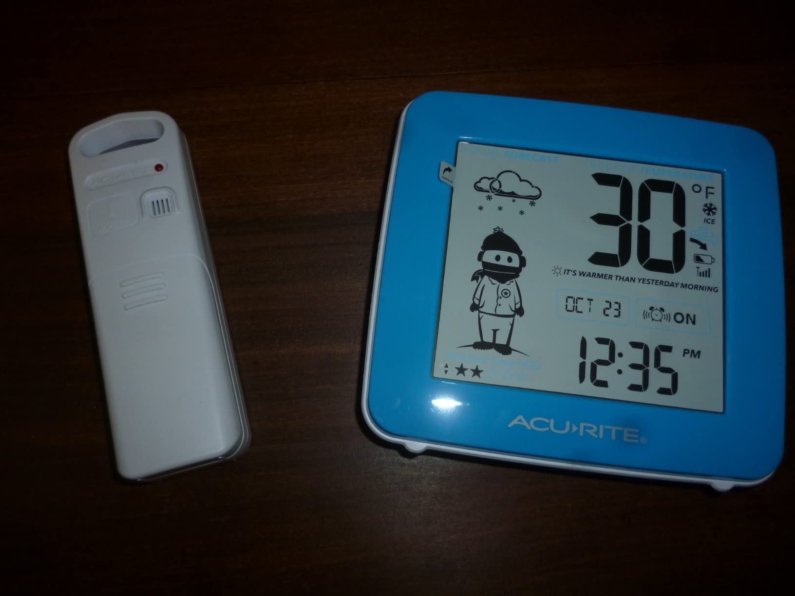 AcuRite What-to-Wear Weather Station with Alarm Clock, Time, Date, and Wireless Outdoor Sensor for Hyperlocal Forecast and Outdoor Temperature (00777) customer photo 2