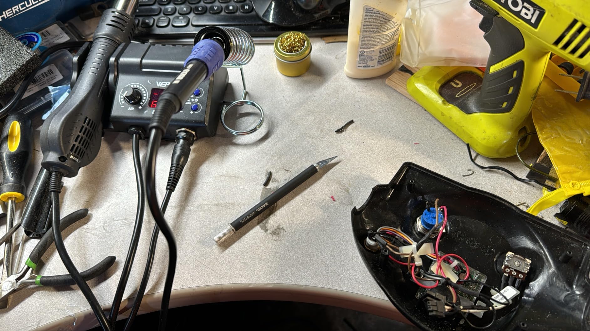 WEP 882D Soldering Iron Station 2-IN-1 SMD Hot Air Rework Station with 2 Spools of Solder Wire, 5 Soldering Tips, 3 Hot Air Nozzles, Brass Wool Tip Cleaner, Tweezers, Desoldering Pump customer photo 2