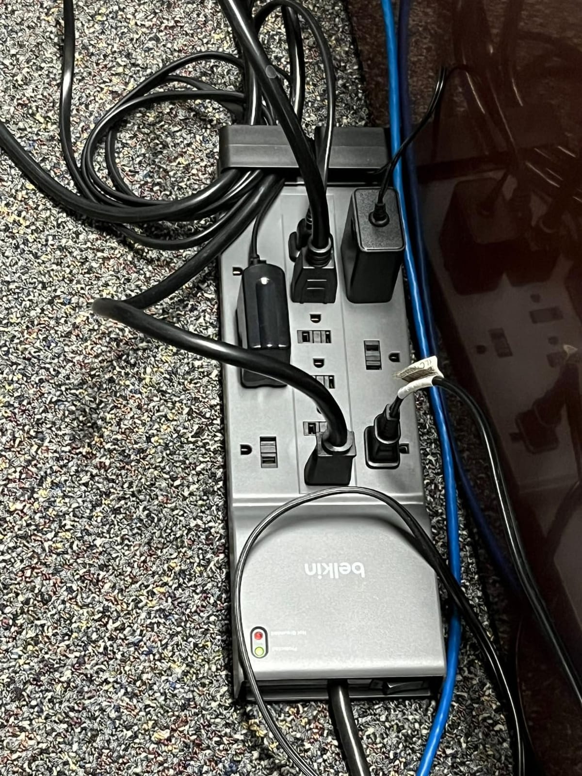 Belkin 12-Outlet Surge Protector Power Strip w/ 12 AC Outlets & 8ft Flat Plug, UL-Listed Heavy-Duty Extension Cord for Home, Office, Travel, Computer, Laptop, Charger - 3,780 Joules of Protection customer photo 2