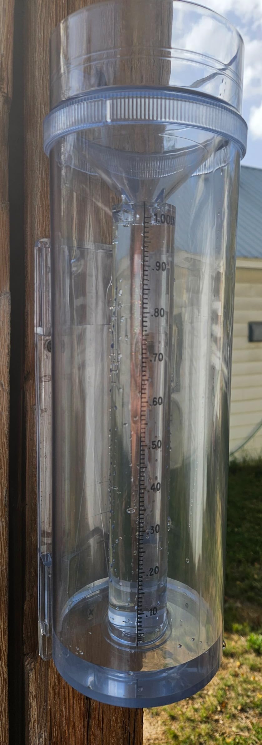 Holdly Professional Rain Gauge Outdoor, 11-Inch Capacity, Mounting Bracket, 0.01-inch Graduations, UV-Resistant Polycarbonate for Accurate Rainfall Tracking in Yards and Gardens customer photo 1