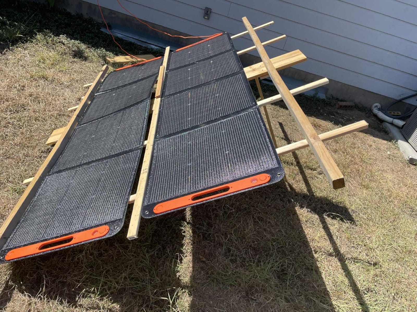 Explorer 2000 v2 and 2x200W Solar Panels, 2042Wh, 2200W AC Output | LiFePO4 Battery, 20ms UPS, USB-C PD 100W Fast Charging, Solar Generator for Power Outages, Emergencies, Camping customer photo 2