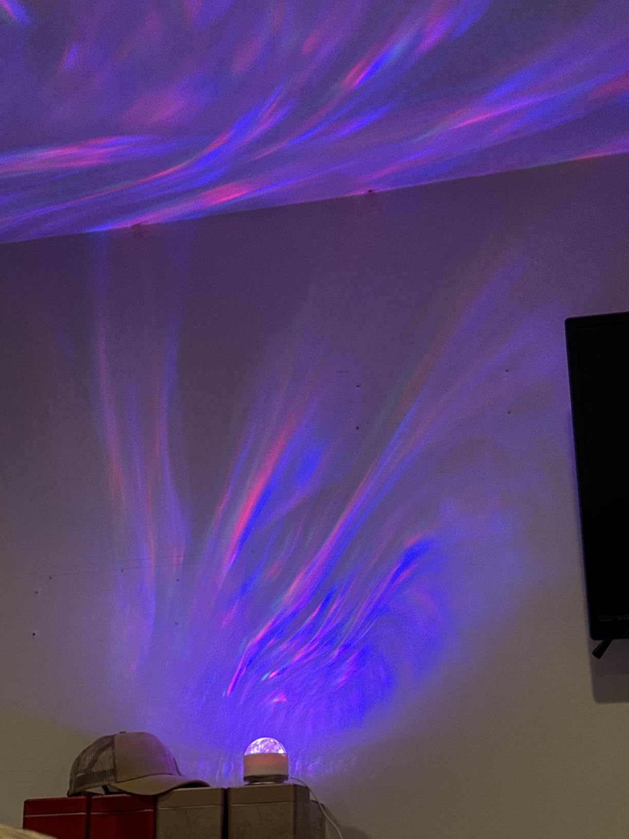 HUMIIEYE Northern Light Projector, Battery Operated Aurora Night Light, 16 Colors Galaxy Lamp Ocean Wave Ceiling Projector Mood Ambient Lighting for Bedroom Party Adults Kids Room Toddler Girl Gift customer photo 2