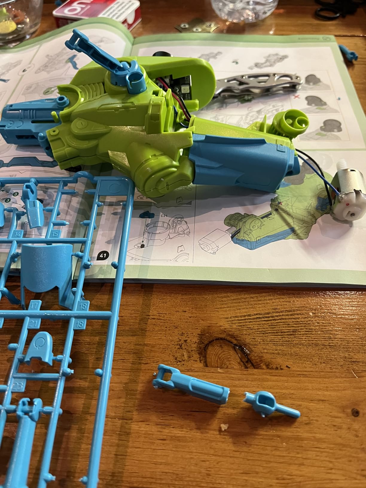 Thames & Kosmos My Robotic Pet: Coding Chameleon STEM Building & Experiment Kit | Color-Sensing Coding Robot for Boys & Girls Ages 8+, Screen-Free Educational Fun, Robotic Reptile with 3 Play Modes customer photo 1