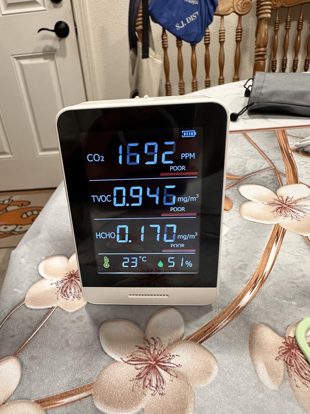22 HOBBIES Air Quality Monitor Indoor, 8-in-1 Smart Air Quality Tester with CO2, TVOC, HCHO, AQI, Temperature & Humidity, Real Time Display, Battery Powered, for Home & Office (White) customer photo 1