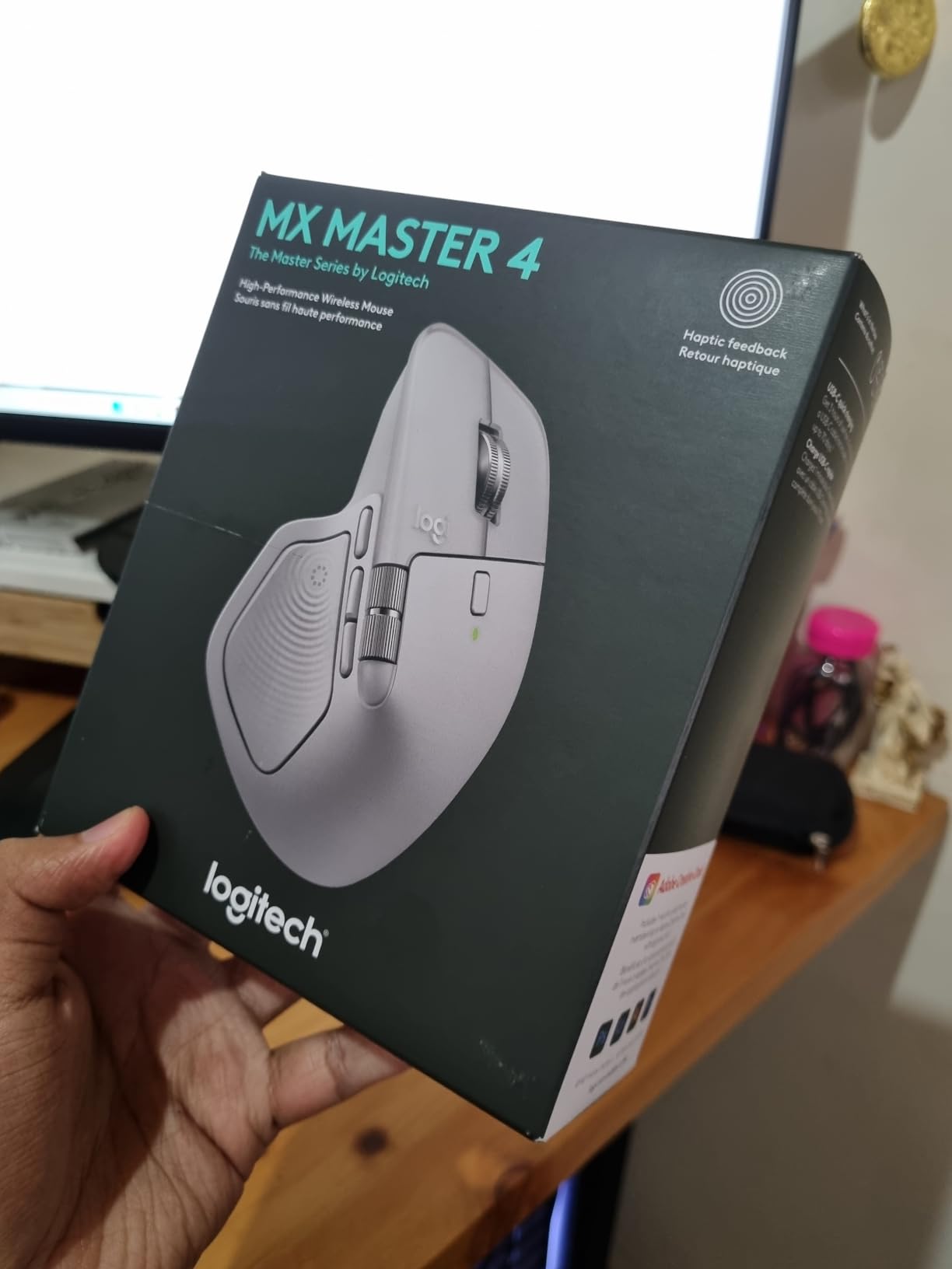 Logitech MX Master 4 Ergonomic Wireless Mouse with Haptics - Graphite customer photo 1