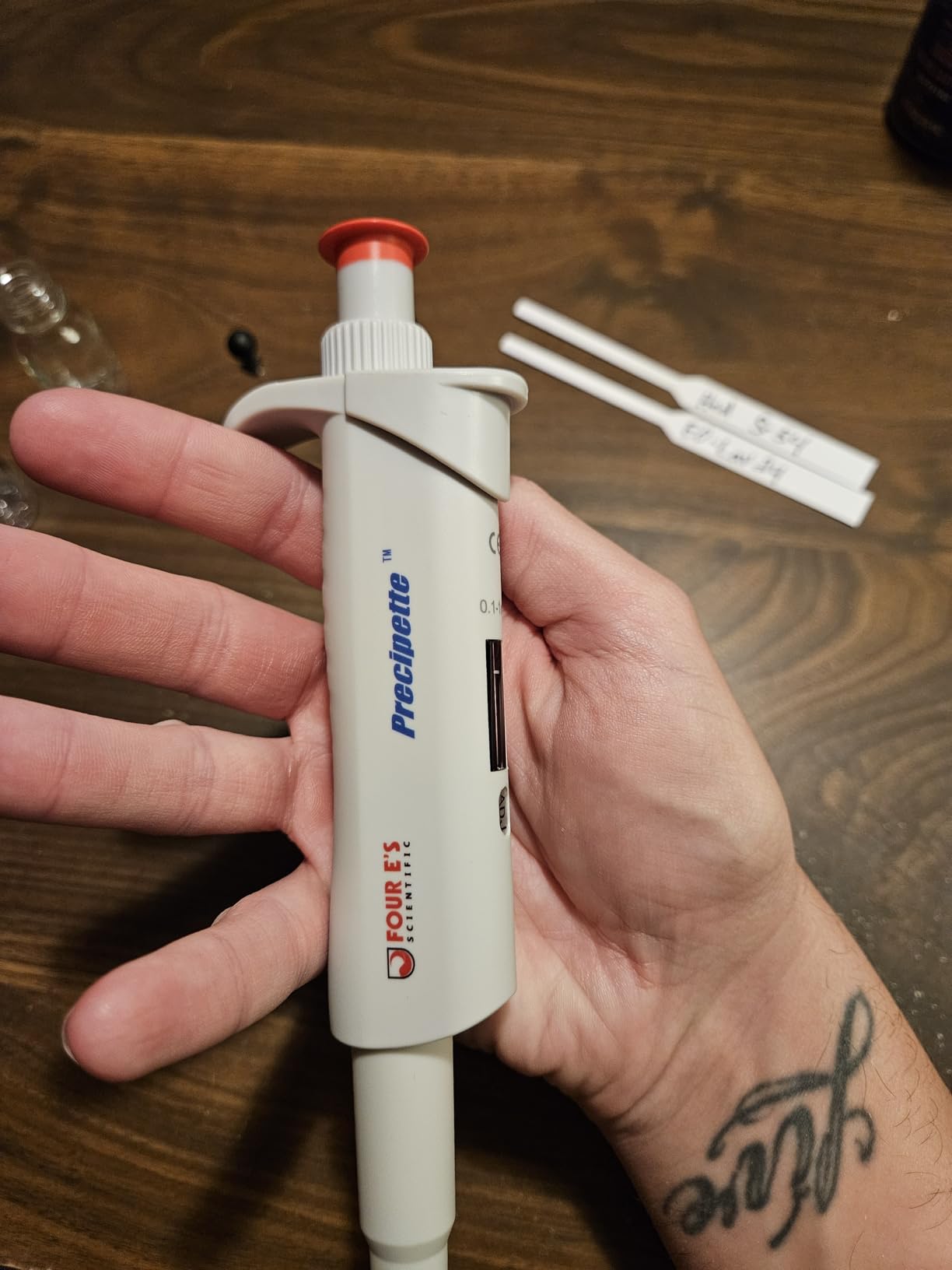 FOUR E'S SCIENTIFIC 10-100uL Pipette Pro, Single-Channel Pipettor | Variable Volume Micropipette, Test Certificate Included, 4-Digit Volume Display, Model LH0301005 customer photo 1