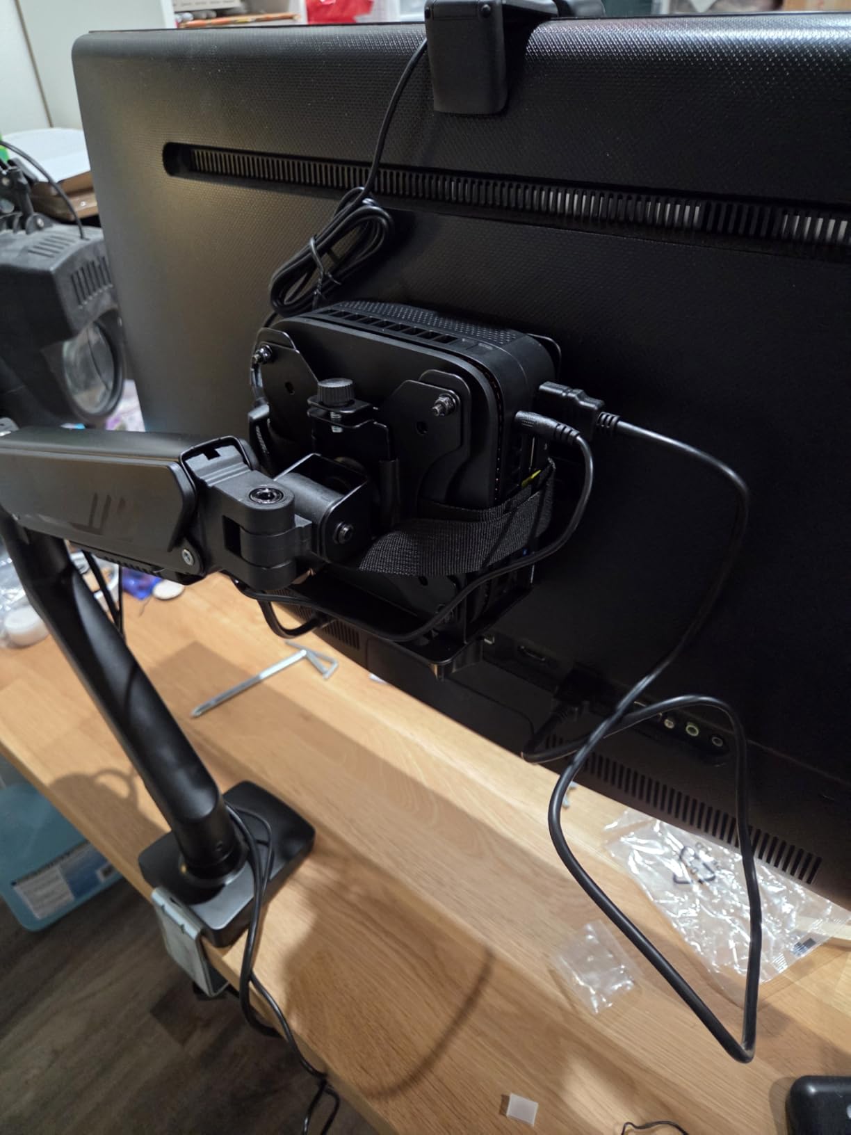 ErGear Single Monitor Arm, Fully Adjustable Monitor Mount for 13-34 Inch Screens, Fast Install Computer Monitor Stand with Tool-Free VESA Mount, Cable Management, Holds 19.8 lbs, Max VESA 100x100mm customer photo 1