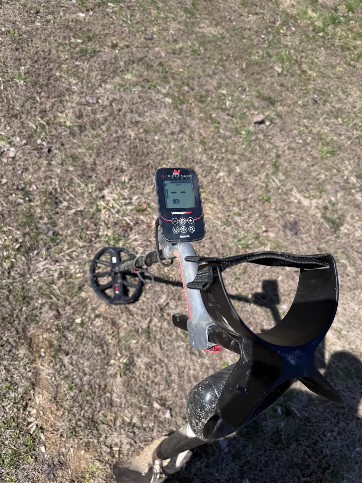 Vanquish 560 Fully-Automatic Lightweight Waterproof Metal Detector with Multi-IQ Technology, Includes V12X 12