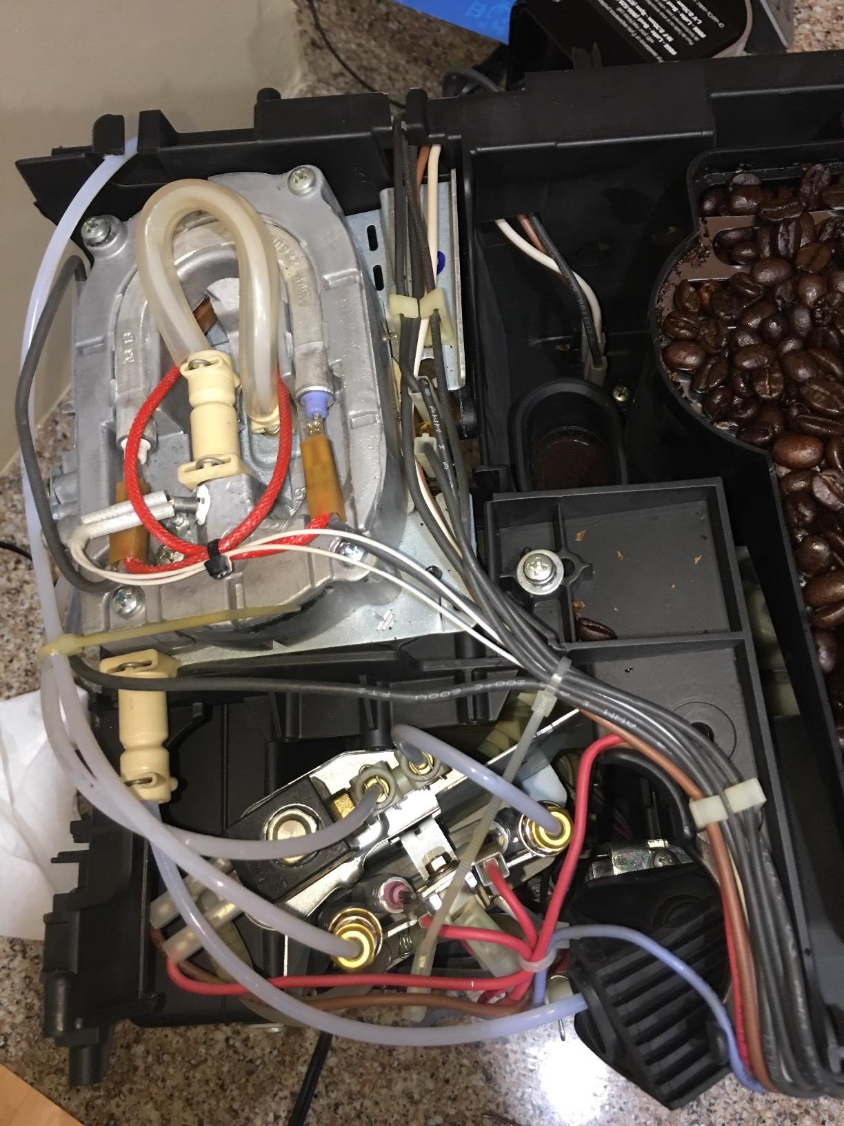 De'Longhi ESAM3300 Magnifica Super Automatic Espresso & Coffee Machine, Silver customer photo 2
