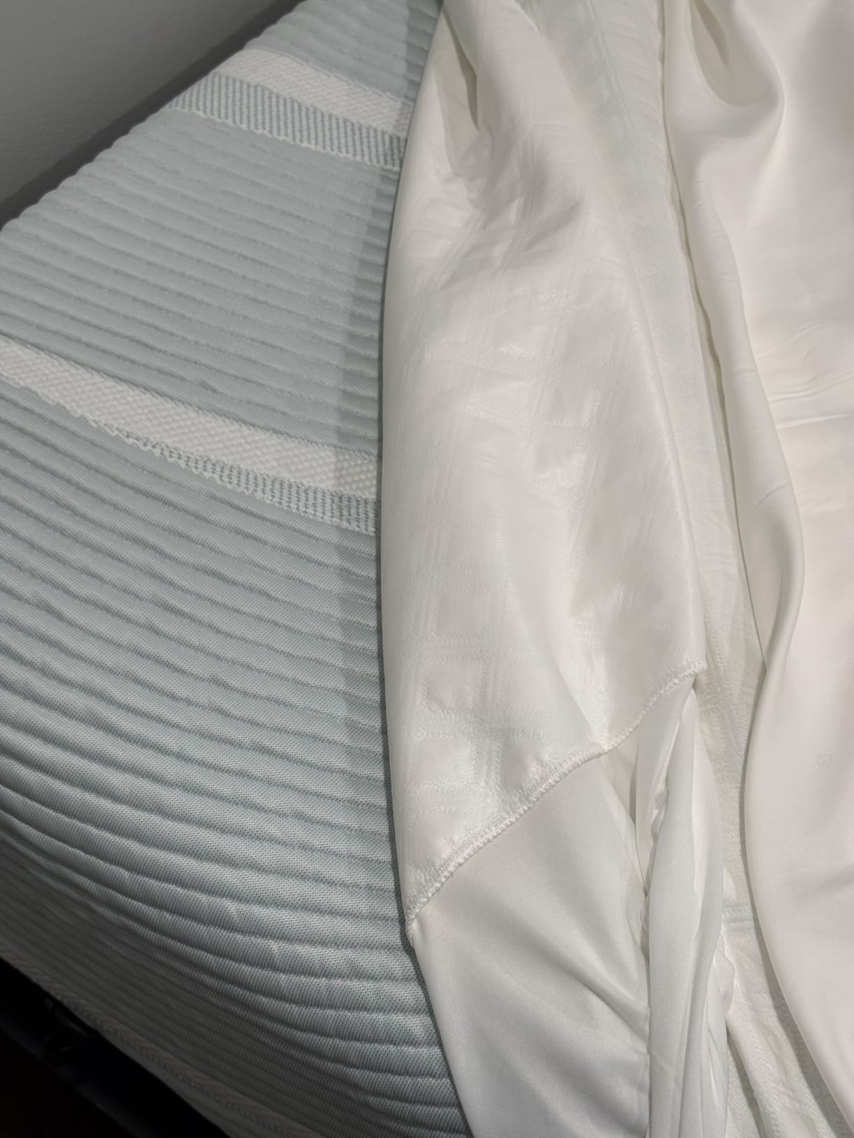 SafeRest Waterproof Queen Size Mattress Protector | Fitted with Stretchable Pockets, Machine Washable, Cotton Blend Mattress Cover for Bed customer photo 2
