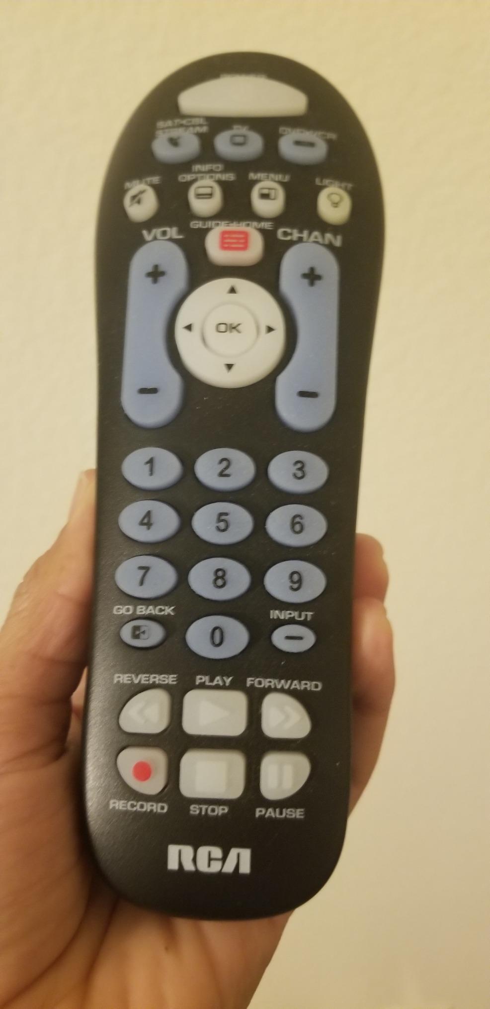 RCA RCR313BE Big Button Three-Device Universal Remote, Black customer photo 1