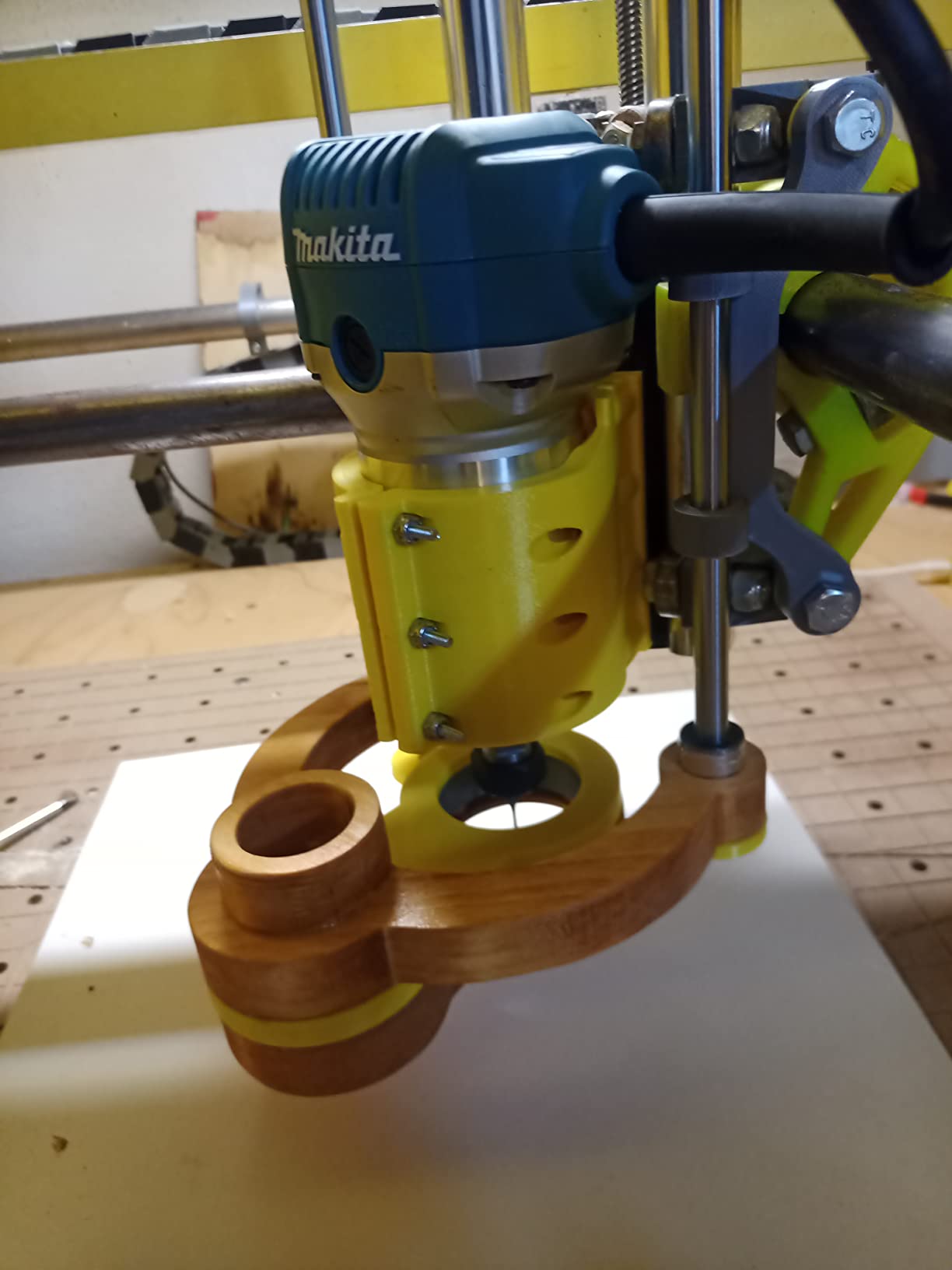 Makita RT0701C 1-1/4 HP Compact Router, Fixed Base customer photo 2