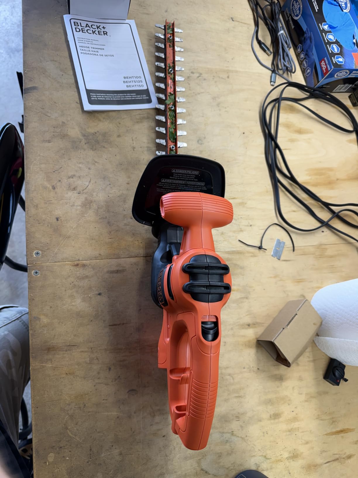 BLACK+DECKER Electric Hedge Trimmer, 17-Inch Corded 3.2 Amp, Dual Action, Reduced Vibration, Cleaner Cut, Lightweight, 3800 Cuts per Min (BEHT150) customer photo 1