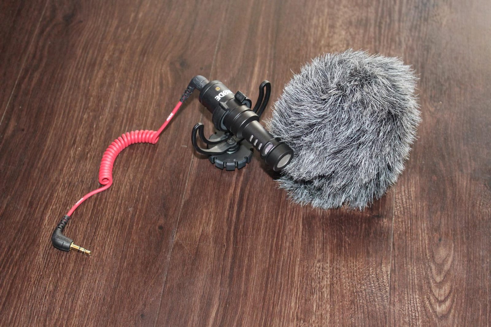Rode VideoMicro Compact On-Camera Microphone with Rycote Lyre Shock Mount, Auxiliary, Black customer photo 1