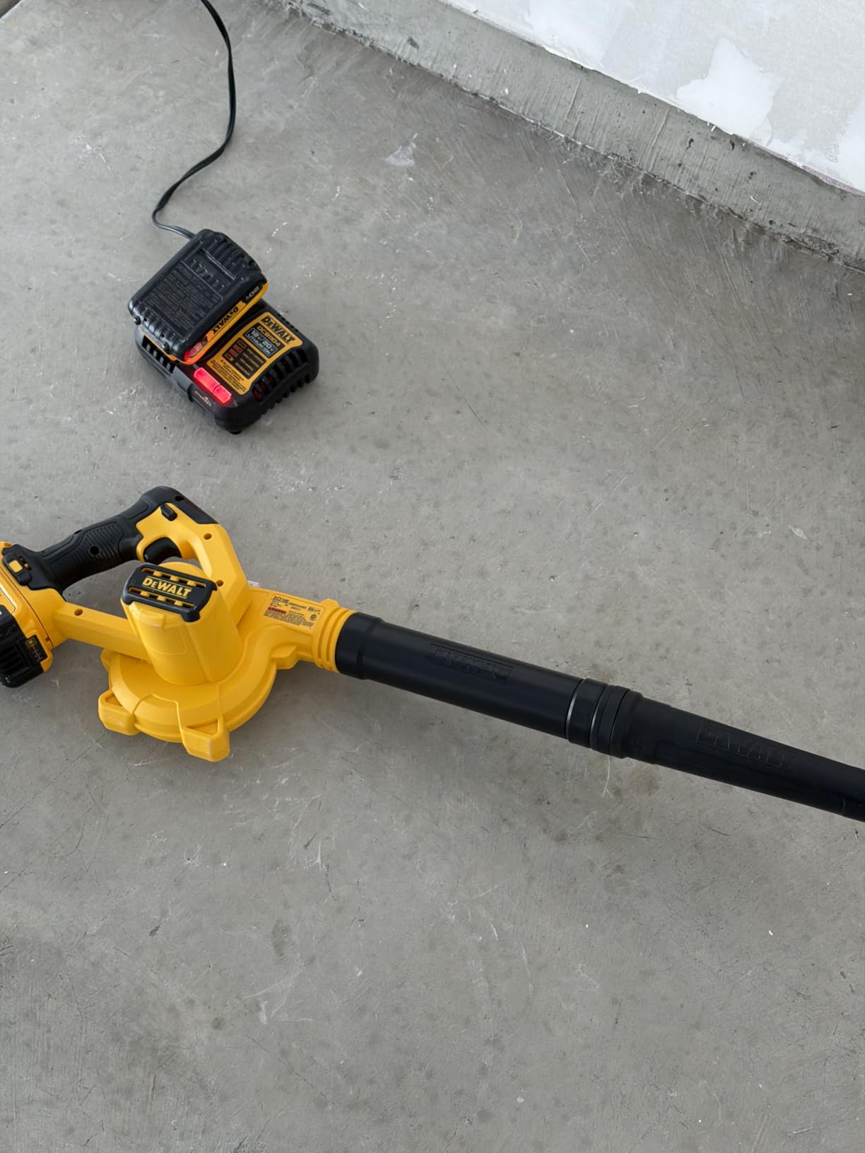 DEWALT 20V MAX Blower, 100 CFM Airflow, Variable Speed Switch, Includes Trigger Lock, Bare Tool Only (DCE100B) | 100 CFM airflow, variable-speed switch, trigger lock, bare tool only customer photo 2