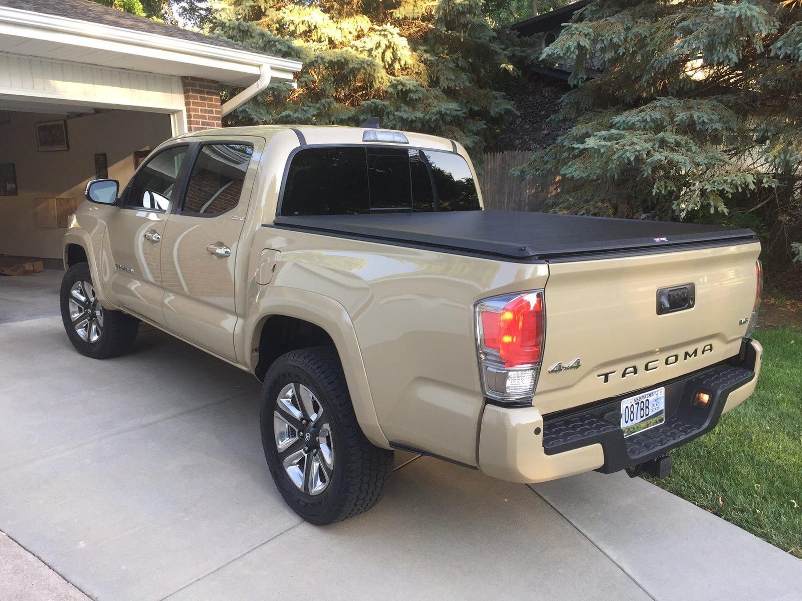RealTruck TruXedo TruXport Soft Roll Up Truck Bed Tonneau Cover | 256001 | Fits 2016-2023 Toyota Tacoma (Excludes Trail Special Edition Storage Boxes) 5' 1
