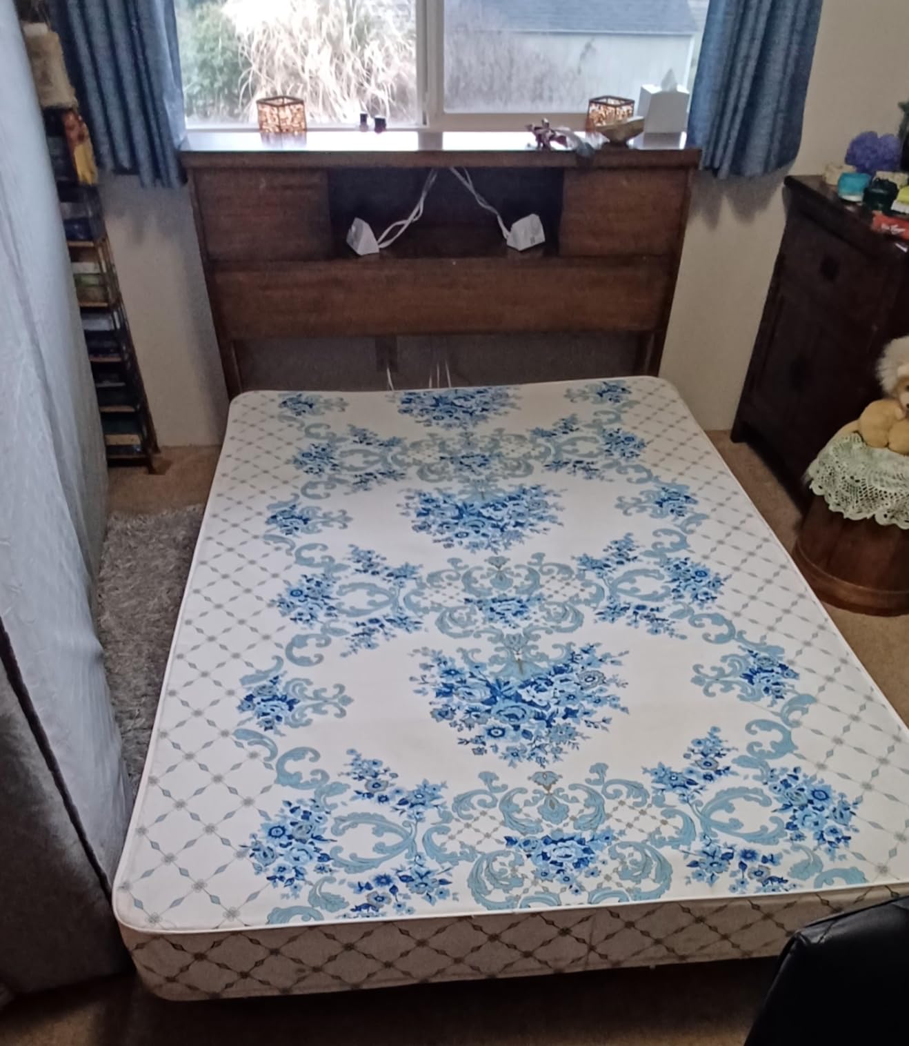 Amazon Basics Hypoallergenic Quilted Plush and Breathable Mattress Topper Pad, 18 Inches Deep, Padded, Washable, Queen, White customer photo 2