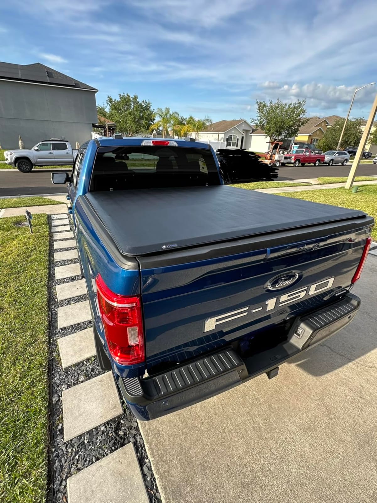 Tyger Auto T1 Soft Roll Up Truck Bed Tonneau Cover Compatible with 2015-2020 Ford F-150 | Styleside 5.5' Bed | TG-BC1F9029, Black customer photo 2