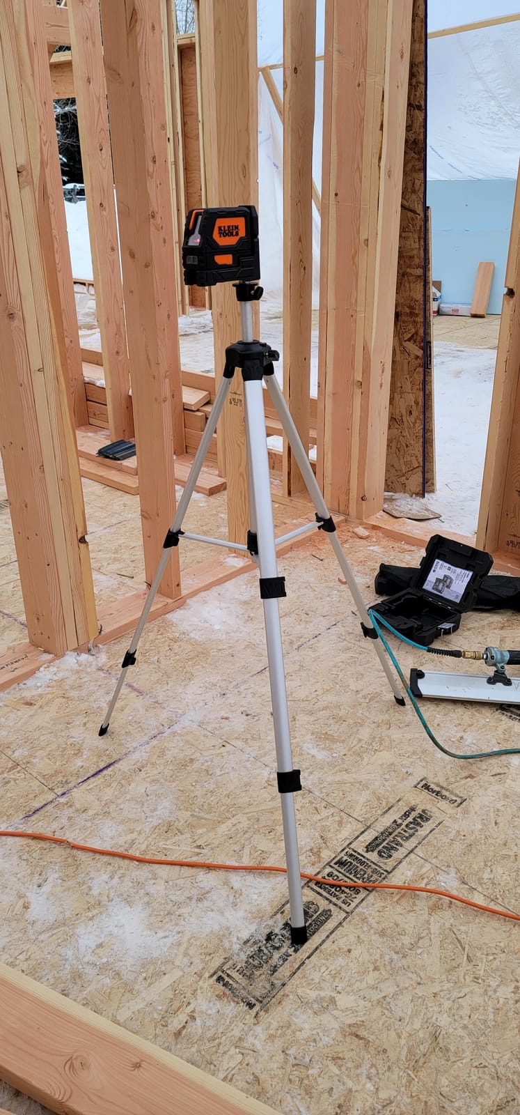 Klein Tools 93LCLS Self-Leveling Class II (≤ 1mW) Laser Level with Bright Red Cross Lines and Plumb Spot, Magnetic and Ceiling Clamp Mounting customer photo 2