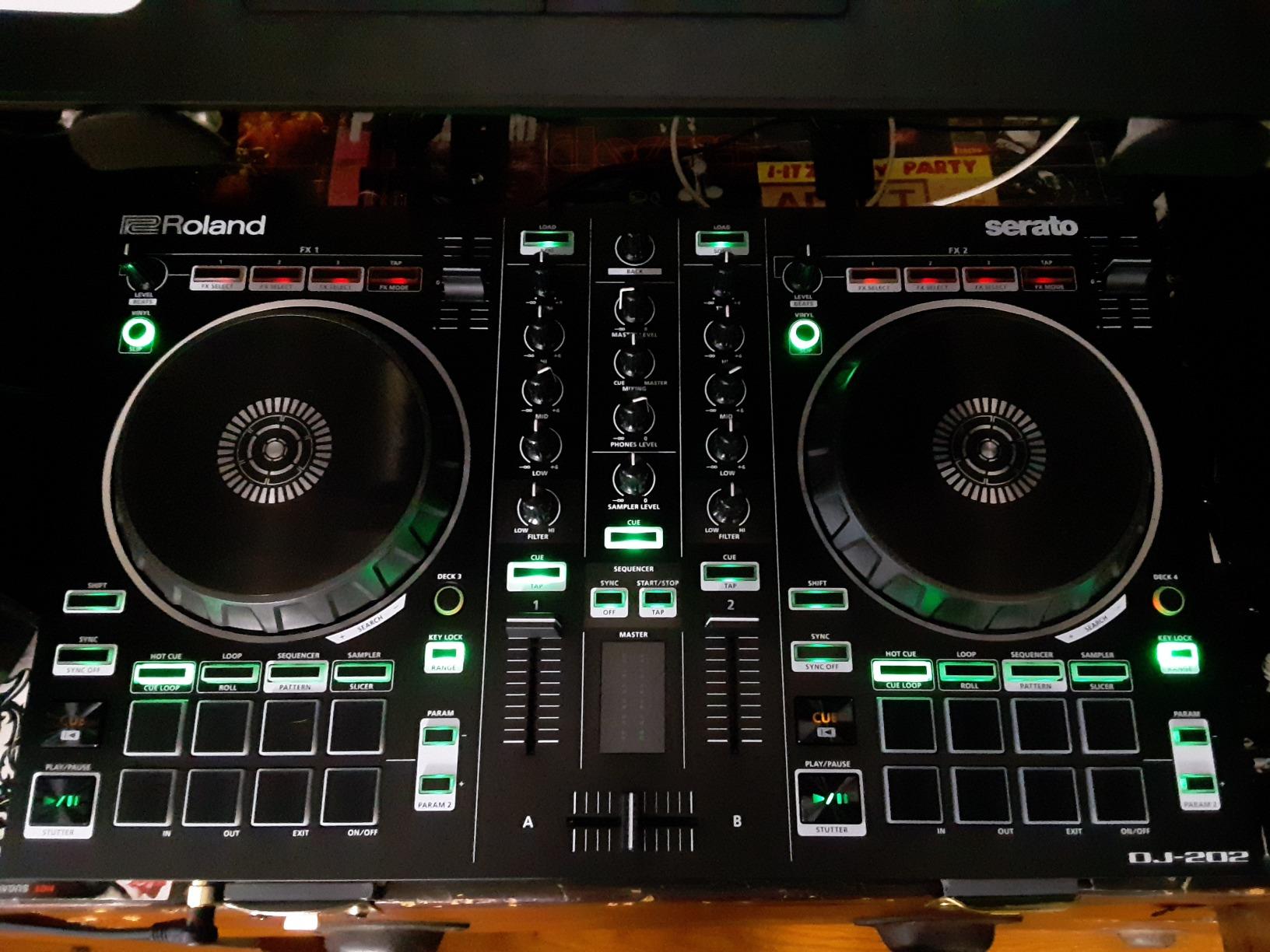 Roland DJ-202 Compact DJ Controller customer photo 1