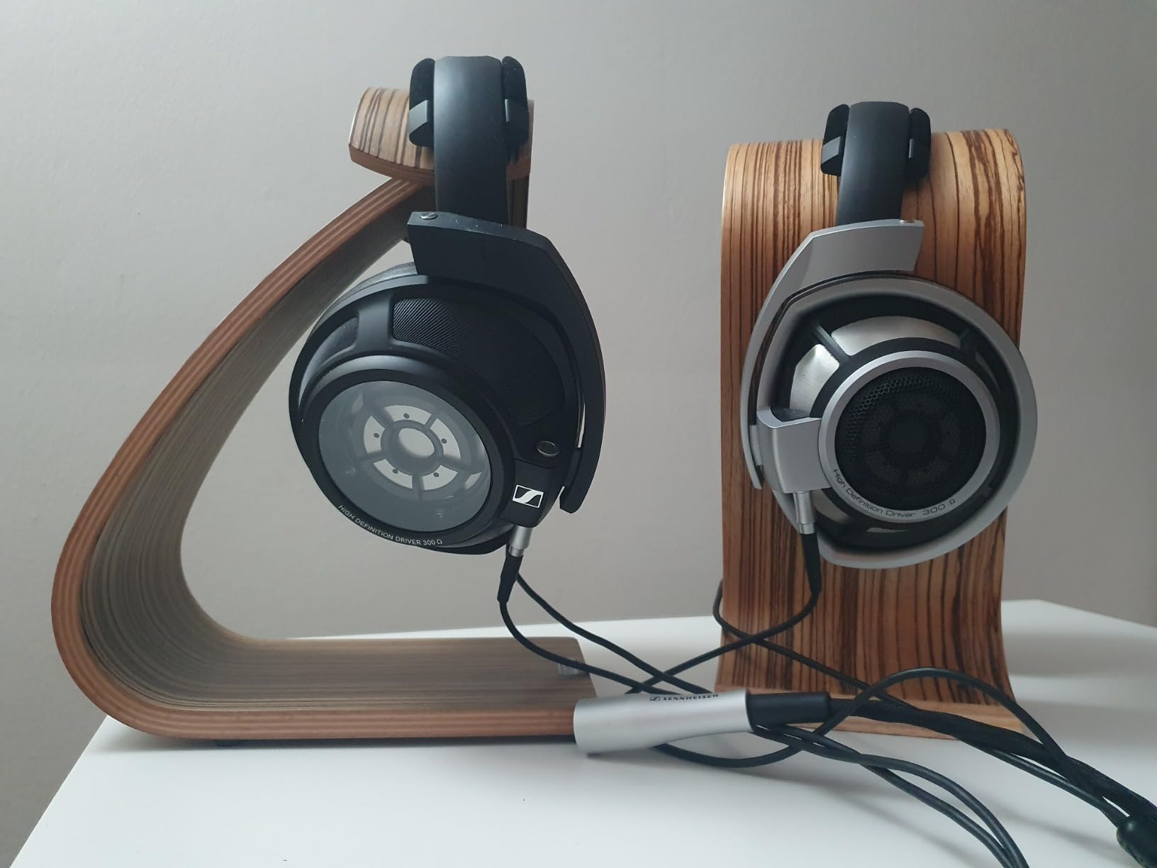SENNHEISER HD 820 Over-the-Ear Audiophile Reference Headphones - Ring Radiator Drivers with Glass Reflector Technology, Sound Isolating Closed Earcups, Includes Balanced Cable, 2-Year Warranty (Black) customer photo 2
