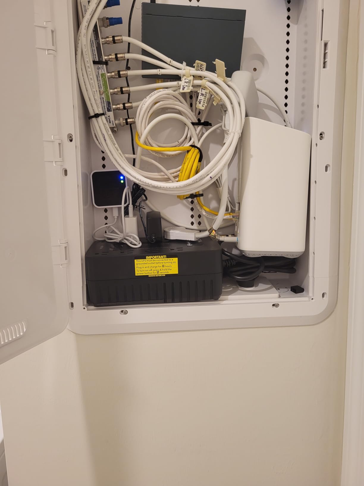 CyberPower ST425 Standby UPS Battery Backup and Surge Protector customer photo 1
