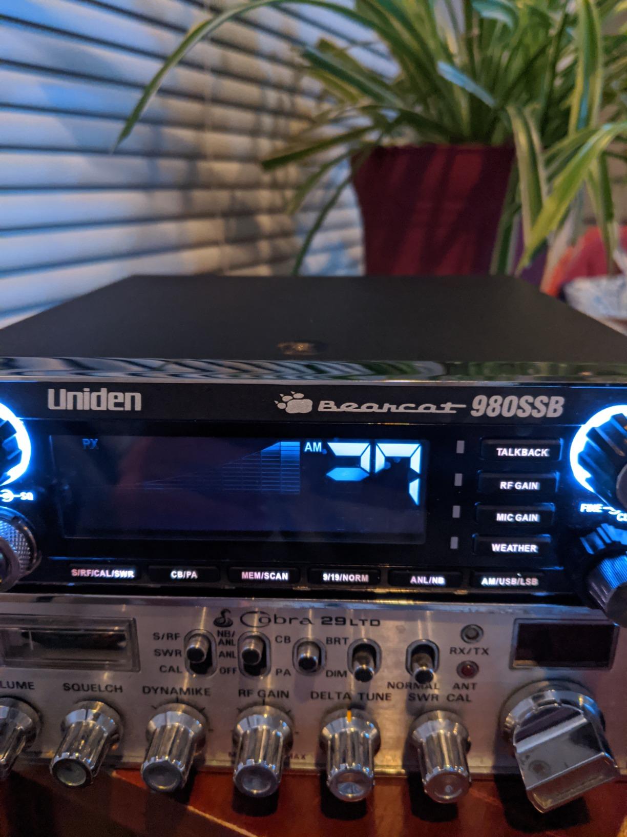 Uniden BEARTRACKER 885 Hybrid Full-Featured CB Radio + Digital TrunkTracking Police/Fire/Ambulance/DOT Scanner w/ BearTracker Warning System Alerts, 40-channel CB, 4-Watts power, 7-color display. customer photo 1